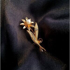 Vintage Gold Toned Flower with Clear Crystal and Faux Pearl Brooch Pin